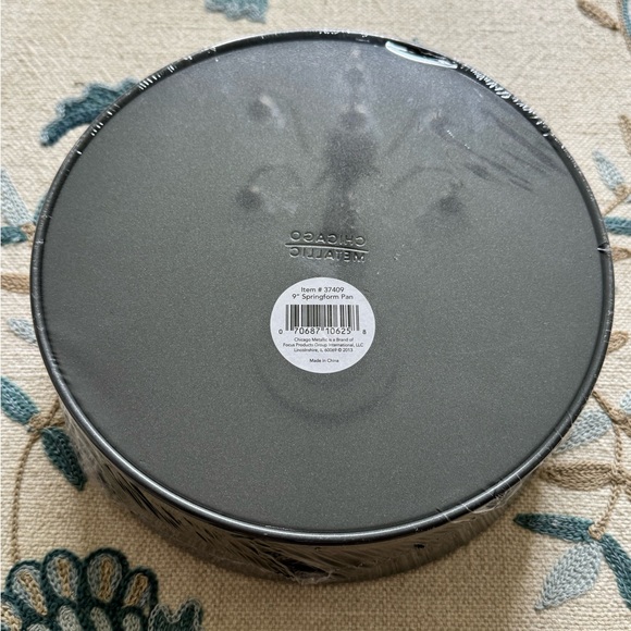 9-Inch Springform Pan - Picture 4 of 5